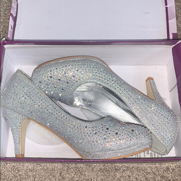 Silver Heels - Picture 1 of 2